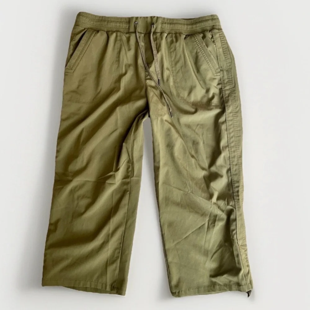 Attyre Woman Pants size 12 Olive Green Polyester Pull on Drawstring Ruched Capri